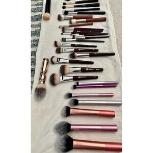 Real Techniques 5 Piece Makeup Brush Set Includes 4 Brushes & Makeup Sponge